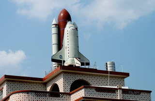Illustration for article titled Chinese Man Builds a Space Shuttle Replica on His Roof